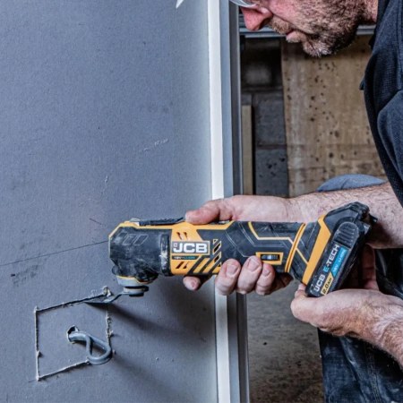 Инструмент многофункциональный (JCB-18MT-B-E)18V,5000-15000 об/мин в в к-те с зарядным устройством(JCB-18VFC-E)2.4A и батареей аккум(JCB-20LI-E) 2.0AH