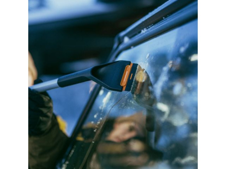 Щетка для снега 85-113см телескоп. со скребком X-series FISKARS
